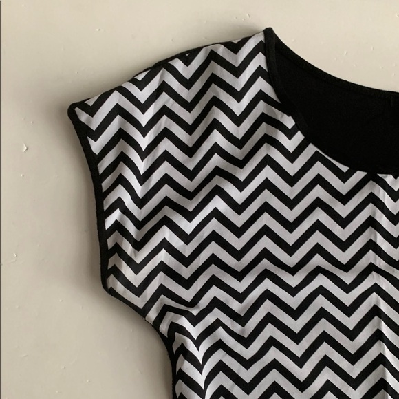 Espresso Black and White Chevron Women’s Top Size Small - Picture 5 of 8